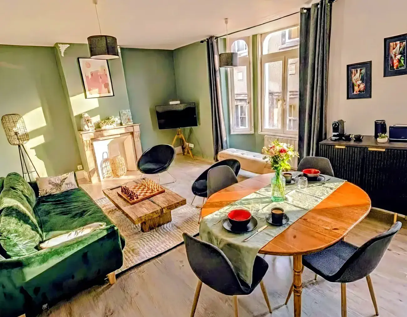 Art Deco living room with bow-window